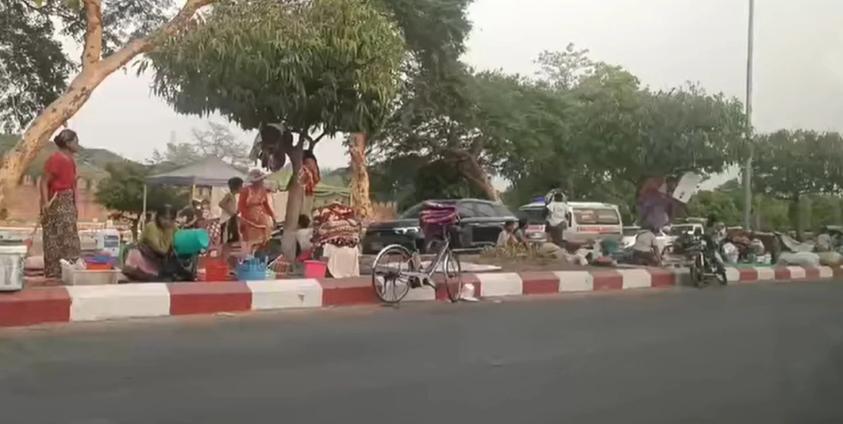 ပုံအညွှန်း - မန္တလေးမြို့ ငလျင်ဘေးသင့်သူများ လမ်းမဘေးတွင် နေထိုင်နေရ။