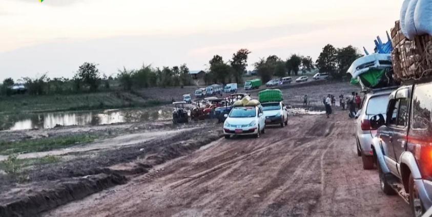 မြစ်ကြီးနား - မန္တလေးကားလမ်းမကြီး ကွင်းလမ်းကနေ သွားလာနေတဲ့ မြင်ကွင်း။