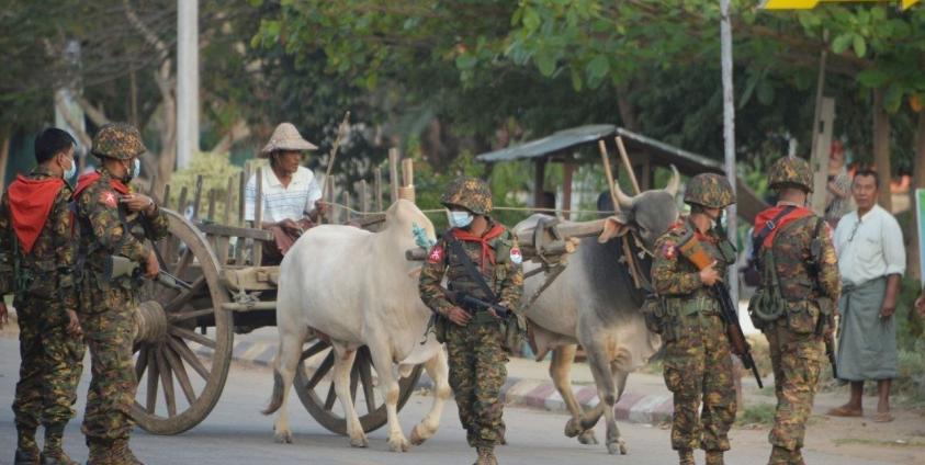 ၂၀၂၁ ခုနှစ် ဖေဖော်ဝါရီလက မန္တလေးတိုင်းတနေရာရှိ လမ်းပေါ်တွင် စစ်ကောင်စီတပ်သားများ စစ်ဆေးမှုများ ပြုလုပ်နေပုံ (ဓါတ်ပုံ-AFP)