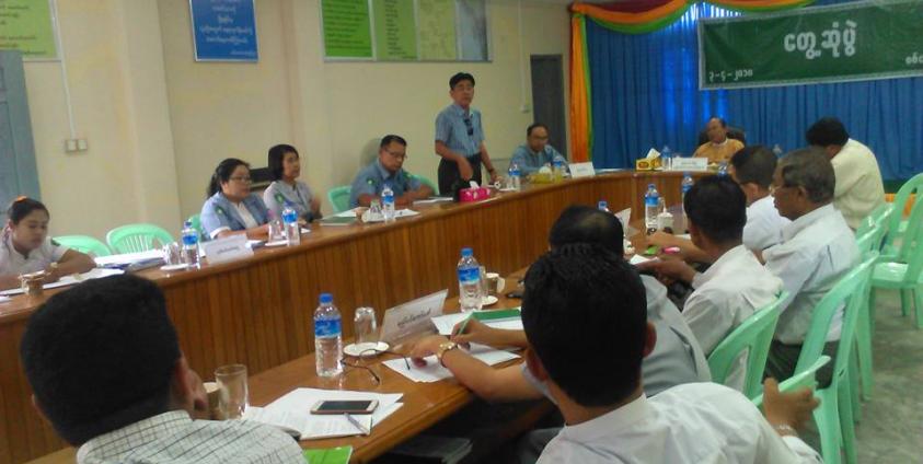  စည်ပင်ဝန်ကြီး ဦးဝင်းမြင့်နှင့် ပြည်နယ်လွှတ်တော်ကိုယ်စားလှယ်၊ စစ်တွေမြို့မိမြို့ဖ၊ စည်ပင်ကော်မတီ၏ တာဝန်ရှိသူတို့ မေ ၄ ရက်နေ့တွင် တွေ့ဆုံစဉ် (ဓါတ်ပုံ - Hnin Hnin Yee/Facebook)