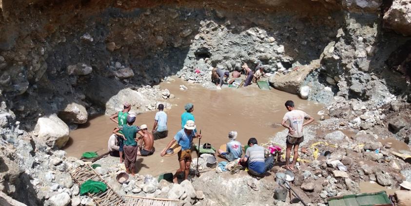 Photo - Ayeyarwaddy (မန္တလေးက ရွှေလုပ်ကွက်တစ်ချို့)