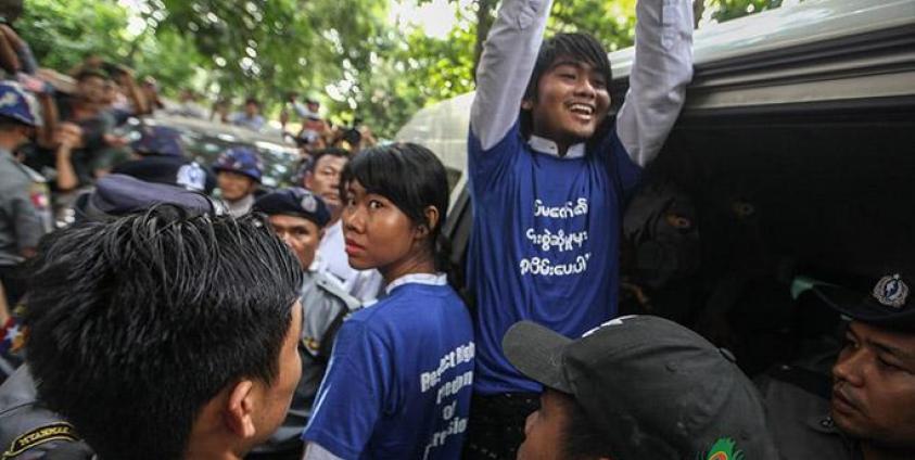 ဒေါင်းတို့မျိုးဆက် သံချပ်အဖွဲ့ဝင် ၅ ဦးကို မေလ ၂၂ ရက်နေ့က ရန်ကုန်မြို့၊ မရမ်းကုန်းမြို့နယ်တရားရုံး၌ ၄ ကြိမ်မြောက် ရုံးထုတ်တွင် တွေ့မြင်ရစဉ်။ ဓာတ်ပုံ-သူရ/မဇ္ဈိမ