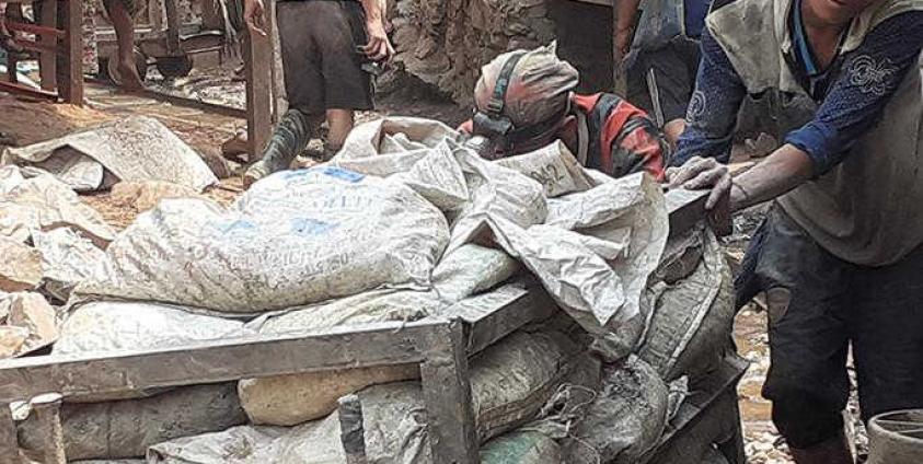 မော်ချီးကျေးရွာ အုပ်စု လိုခါးလို ကျေးရွာအတွင်းရှိ ကဘ ၃၂ တွင် အလုပ်သမားနှစ်ဦး မြေစာလှည်းတွန်းနေစဉ်။