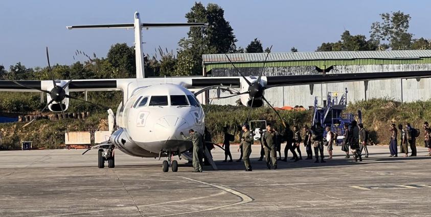 ဓာတ်ပုံ - ကိုညို (ပုံစာ - ယခုနှစ် ဇန်နဝါရီလ ၉ ရက်နေ့က အိုင်ဇောလ်မြို့ Lengpui လေဆိပ်တွင် စစ်ကောင်စီတပ်သား ၁၀၄ ဦးကို လာရောက်ခေါ်ထုတ်စဉ်)