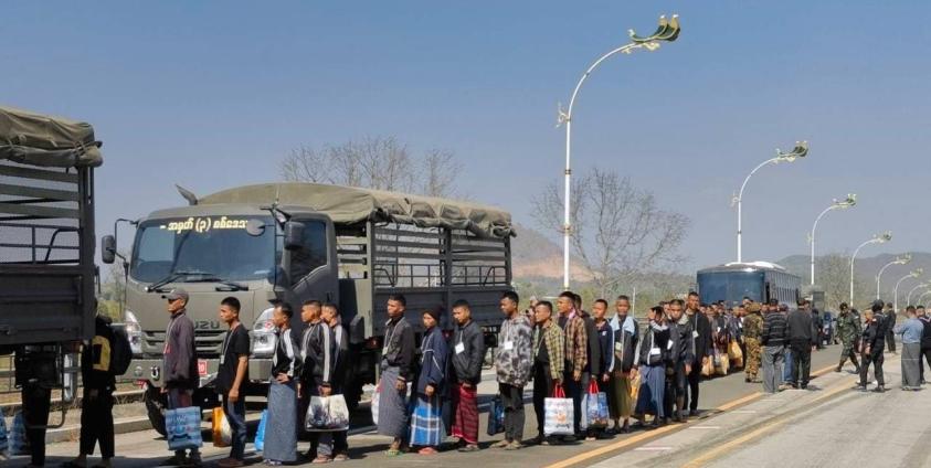 68 Karenni prisoners who escaped from Mae Sae Prison were handed over to Myanmar by the Thai military on January 26 at the Myawaddy-Mae Sot Friendship Bridge No. (2). 