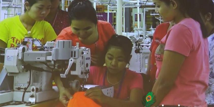 လုပ်ငန်းခွင်အတွင်းက အထည်ချုပ်အလုပ်သမား အမျိုးသမီးတစ်စု(ပုံ-မဇ္ဈိမ)