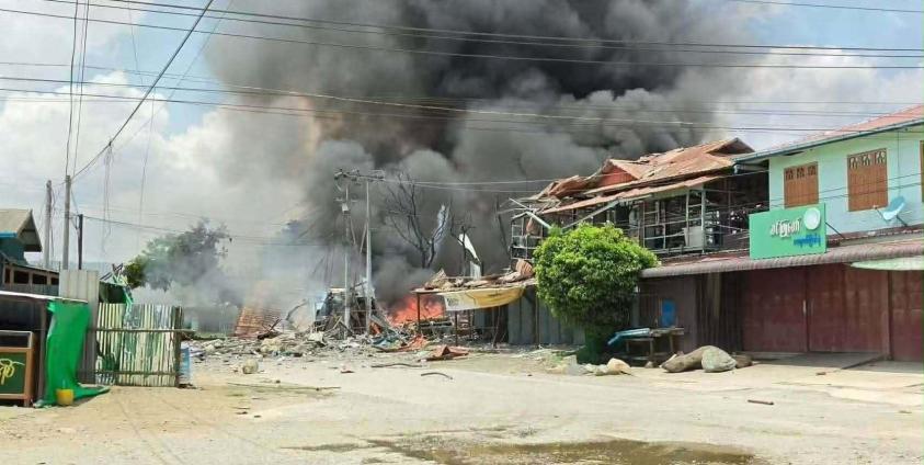 မှော်စီစာနှင့် ကုဋေလမ်းဆုံတွင် လေယာဉ်ဗုံးကျရောက်ပေါက်ကွဲစဉ်။ (Credit)