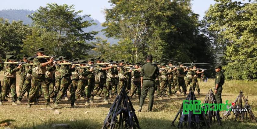 ဓာတ်ပုံ - ရခိုင်တွင် စပါးများကို ထုပ်ပိုးသယ်ယူနေကြသည်ကို ၂ဝ၂၆ ခုနှစ်၊ ဖေဖော်ဝါရီလ ၄ ရက်က တွေ့ရစဉ်။