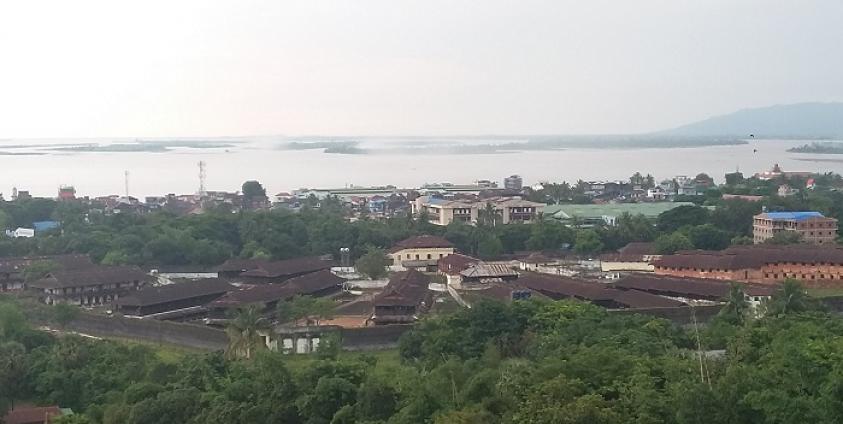 မော်လမြိုင်အကျဉ်းထောင်ကို တောင်ပေါ်တန်းမှမြင်ရပုံ(photo: MNA)