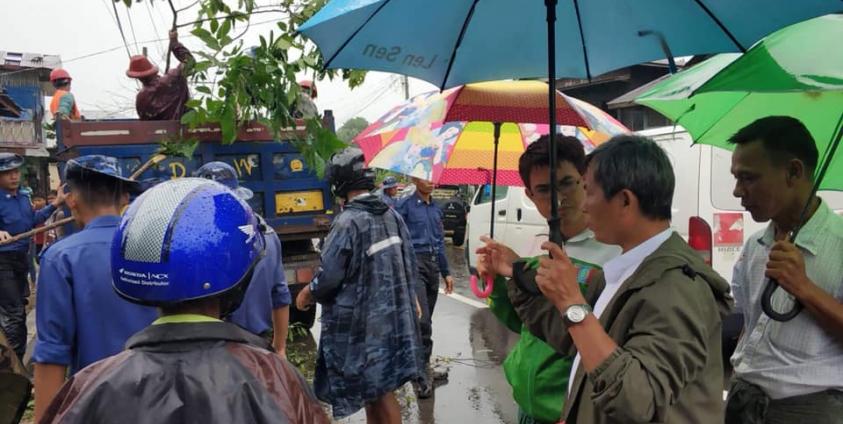 ချောင်းဆုံမြို့လေဘေးဒဏ်ခံရသည့်နေရာများအား ကူညီရှင်းလင်းနေစဉ်(Ptoto- Naiaung Naing)