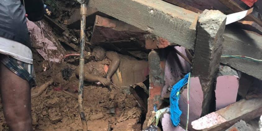 မြေကြီးနှင့်အဆောက်အဦတွင် ပိမိသေဆုံးနေသော မိခင်နှင့် ခလေး (myanmar rescue organization - hpa an)