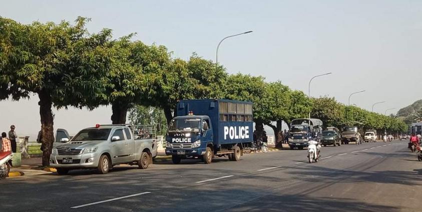 မော်လမြိုင် ကမ်းနားလမ်းတွင် လုံခြုံရေးကားတန်းကို မြင်ခဲ့ရပုံ (MNA)