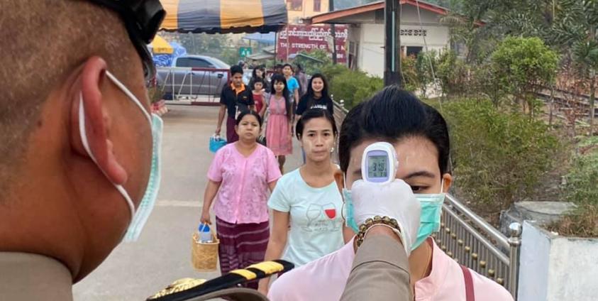 ဘုရားသုံးဆူနယ်စပ်ဂိတ်တွင် အပူချိန်တိုင်းတာနေစဉ်(Facebook)