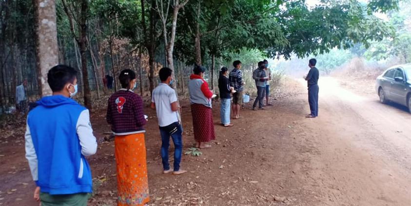 Photo- ထိုင်းပြန် ၈ ဦးကို ဘုရားသုံးဆူပရဟိတအသင်းမှ အကူအညီများ သွားရောက်ပေးအပ်စဉ် (အောင်စိုး)