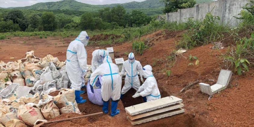 Covid-19 ရောဂါကြောင့် ကွယ်လွန်သွားသူ ဟိန္ဒူဘာသာဝင်တစ်ဦးအား လူမှုအဖွဲ့အစည်းက သဂြိုလ်ပေးနေစဉ် (FB: ဇင်မိုး)