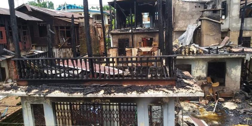 သောင်ပြင်ကျေးရွာ မီးလောင်ကျွမ်းပျက်စီးသွားသော နေအိမ်များ (Facebook)