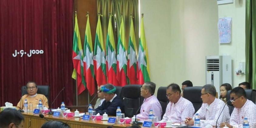 NMSP ခေါင်းဆောင်များ(ဘယ်အစွန် ၄ ဦး) အမျိုးသားအဆင့် နိုင်ငံရေးဆွေးနွေးပွဲဆိုင်ရာ ညှိနှိုင်းအစည်းအဝေးသို့ တက်ရောက်ခဲ့စဉ်(photo: နိုင်ငံတော်၏အတိုင်ပင်ခံပုဂ္ဂိုလ်ရုံး)