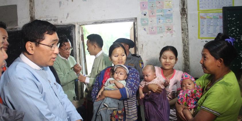 ပြည်ထောင်စုဝန်ကြီး ဒေါက်တာဝင်းမြတ်အေး သထုံမြို့နယ် ရေဘေးသင့်ပြည်သူများနှင့် တွေ့ဆုံအားပေးစကားပြောကြားစဉ် (photo:MNA)