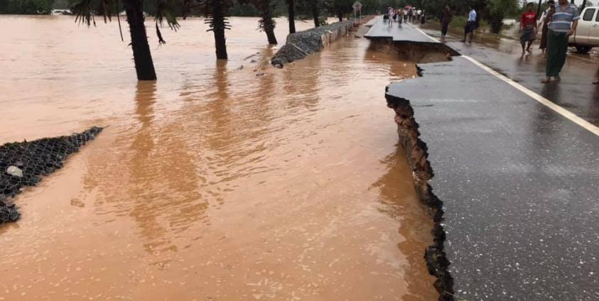 Photo- ဝယ်ဝင်ကရာတံတားအနီး နိုင်လွန်ကတ္တရာ မြေသားပဲ့ကျနေပုံ(Lucky Lucky Man)