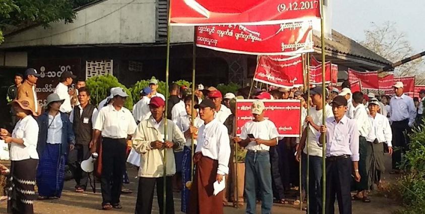 စစ်တောင်းစက္ကူစက်ဝန်ထမ်းများ ဆန္ဒထုတ်ဖော်စဉ်(photo: MNA)