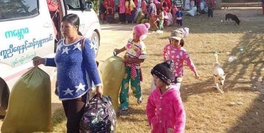 Photos by Nay Myo/အီနိုင်းဘုန်းကြီးကျောင်းရောက် စစ်ဘေးရှောင်များအား ကူညီရေးအဖွဲ့က ကူညီပေးနေစဉ်