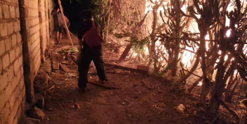 မီးလောင်သွားတဲ့အိမ်ကို ငြိမ်းဖို့ကြိုးစားနေတဲ့ ဒေသခံတစ်ဦးကို ဖေဖော်၀ါရီလ ၅ ရက်နေ့ ညမှာ တွေ့ရစဥ်။ (ဓါတ်ပုံ - ဒေသခံ)