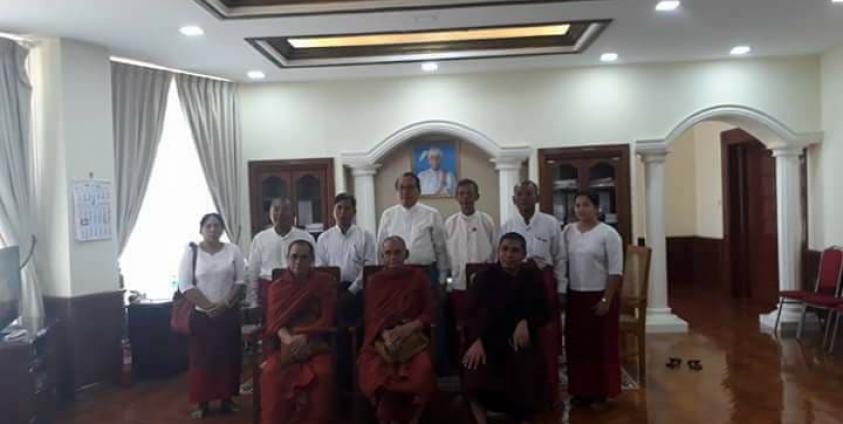 မွန်ဒေသလုံးဆိုင်ရာ မွန်စာပေနှင့်ယဉ်ကျေးမှုအဖွဲ့အား ရန်ပုံငွေထောက်ပံ့ရန် မွန်ဝန်ကြီးချုပ်နှင့် တွေ့ဆုံအပြီးမှတ်တမ်းတင်ထားပုံ(Photo/Facebook)