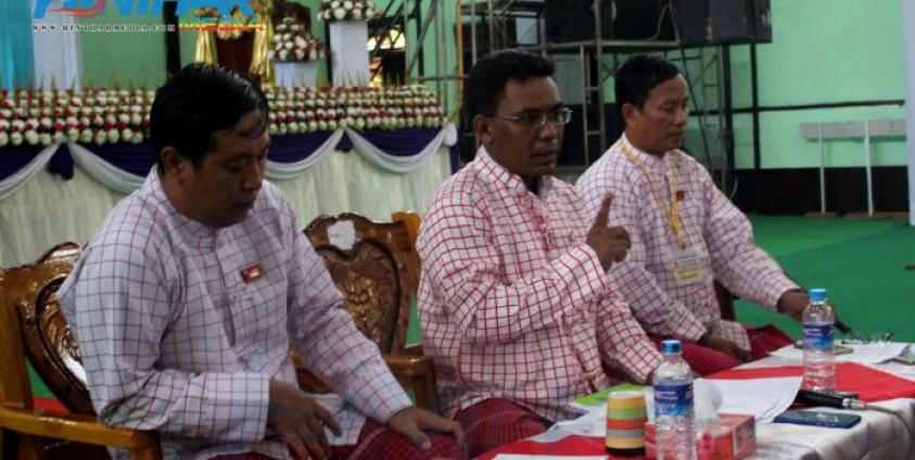 Members of the Coordination Committee for the National-Level Political Dialogue for ethnic Mon seen during the press conference held at the gymnasium in Ye, Mon State on May 6 evening (Photo – Gey Htaw)