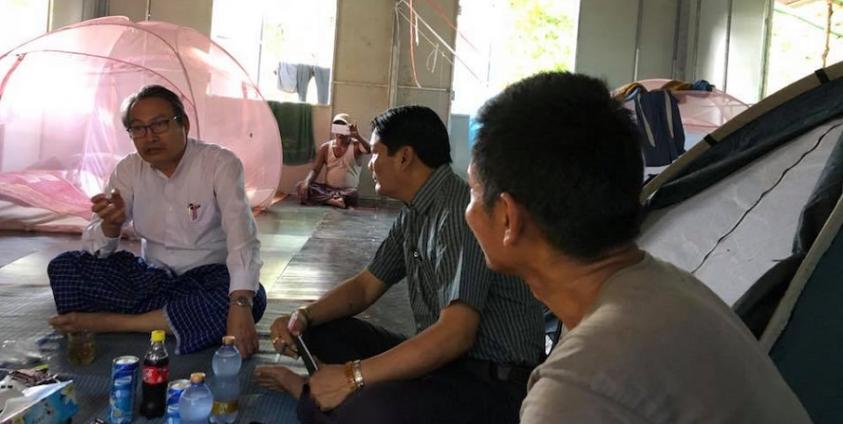 မွန်ပြည်နယ်ဝန်ကြီးချုပ်နှင့် ကုမ္ပဏီတာဝန်ရှိသူတို့ မိန်ဗလာတောင်တူးဖော်ရေးစခန်း၌ မေလ ၂၆ ရက်နေ့က တွေ့ဆုံခဲ့စဉ်(photo/Facebook)