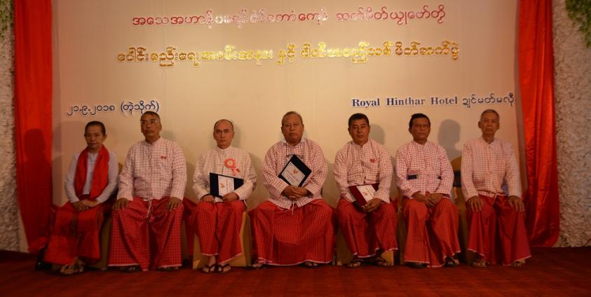 မွန်ပါတီပေါင်းစည်းရေးလက်မှတ်ရေးထိုးပွဲတွင် ပါတီခေါင်းဆောင်များနှင့် အသိသက်သေများအမှတ်တရပုံ(photo: MNA)