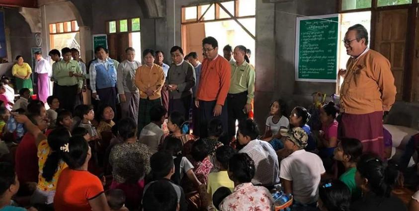 မွန်ပြည်နယ်ဝန်ကြီးချုပ်နှင့် အစိုးရအဖွဲ့ဝင်များ ရေးဘေးသင့်ပြည်သူများကို သွားရောက်တွေ့ဆုံ(Photo: မွန်ပြည်နယ်အစိုးရရုံး)