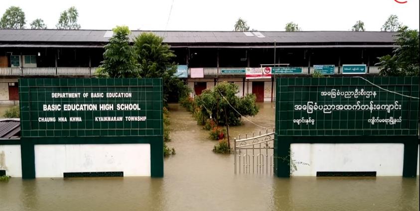  ရေနစ်မြုပ်နေသည့် ချောင်းနှစ်ခွကျေးရွာ စာသင်ကျောင်းကို မြင်တွေ့ရစဉ်(ဓါတ်ပုံ-MNA)