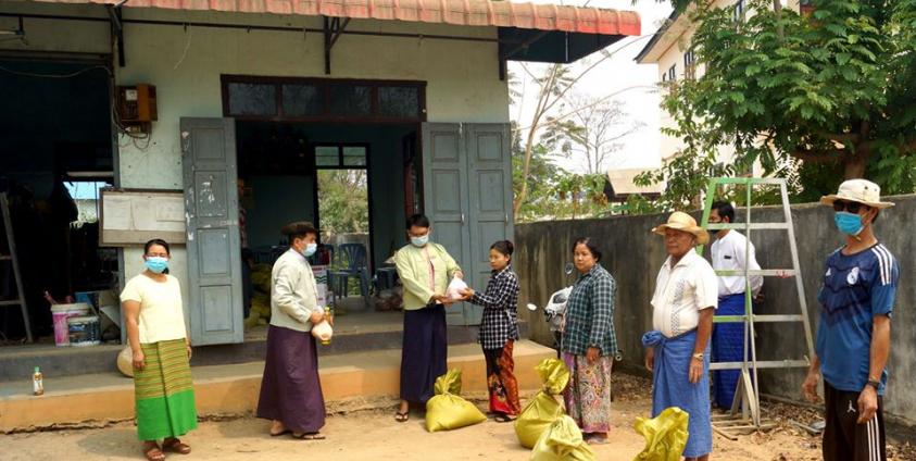 တာချီလိတ်ခရိုင် အထွေထွေ အုပ်ချုပ်ရေးမှူး၊ မိုင်းဆတ်မြို့နယ် အခြေခံလူတန်းစားများကို ပစ္စည်းဝေပေးနေသည့်ပုံ 