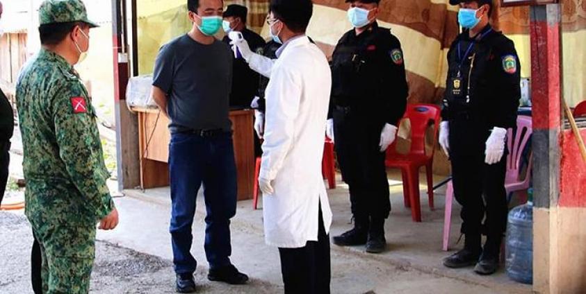 COVID-19 ကာကွယ်ရေး စစ်ဆေးနေကြ (ပုံ- Mongla News)