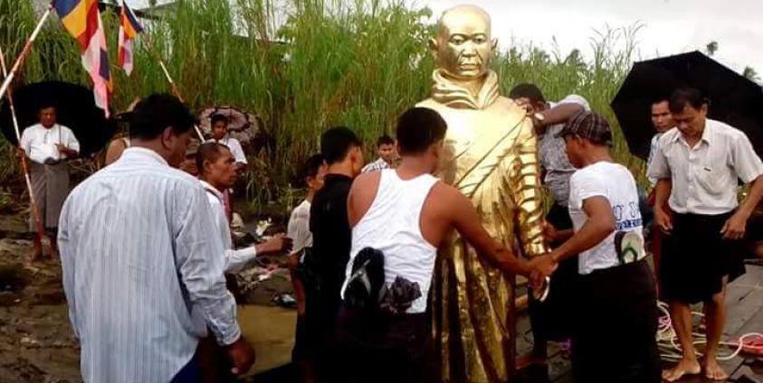 ဆရာတော် ဦးဥတ္တမကြေသွန်း ရုပ်တုကို ဒေသခံ ပြည်သူများက ဝိုင်းဝန်းကြိုဆိုနေပုံ(ဓာတ်ပုံ- ဖေ့စ်ဘုတ်)