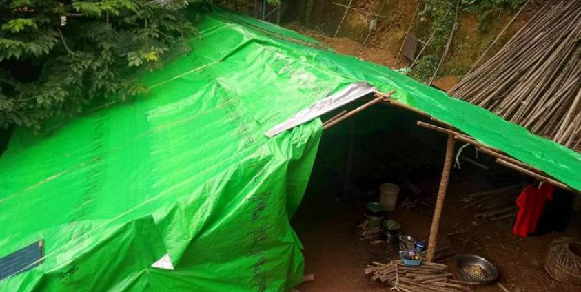 မြတန်ဆောင်းစစ်ဘေးရှောင်စခန်းသို့ အသစ်ရောက်ရှိလာသော စစ်ဘေးရှောင်များ နေထိုင်နေသည်ကိုတွေ့ရစဉ်။