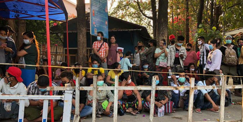 တရုတ်ပြည်ဘက်သို့ ဝင်ရန် စောင့်ဆိုင်းနေသူများ (Photo by ထုန့်ဟွေ့လီ)