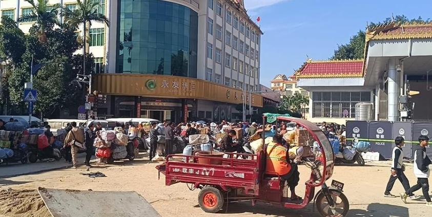 မူဆယ်မြို့ ဆင်ဖြူဂိတ်တွင် တွေ့ရသည့် သုံးဘီးဆိုင်ကယ်နှင့် ဆိုင်ကယ်များ။