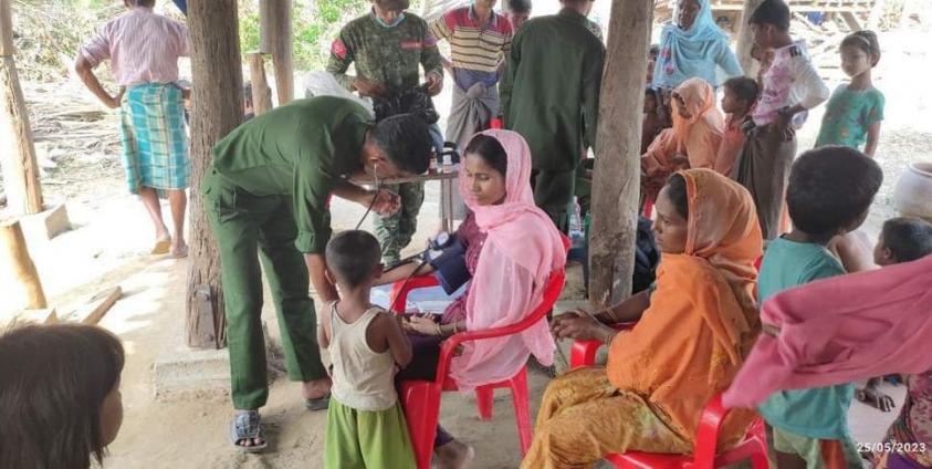 မိုခါမုန်တိုင်းဒဏ်သင့် မွတ်ဆလင်လူမျိုးများအား အာရက္ခတပ်တော်(AA)က ဆေးကုသမှုပေးနေစဉ်။