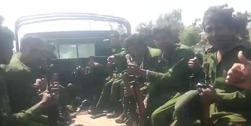 စစ်ယူနီဖောင်းဝတ်ဆင်ပြီး သေနတ်ကိုင်ဆောင်ထားသည့် မွတ်စလင်များအား ၂၀၂၄ ခုနှစ် မတ်လအတွင်းက တွေ့ရစဉ်။ ဓာတ်ပုံ - CJ