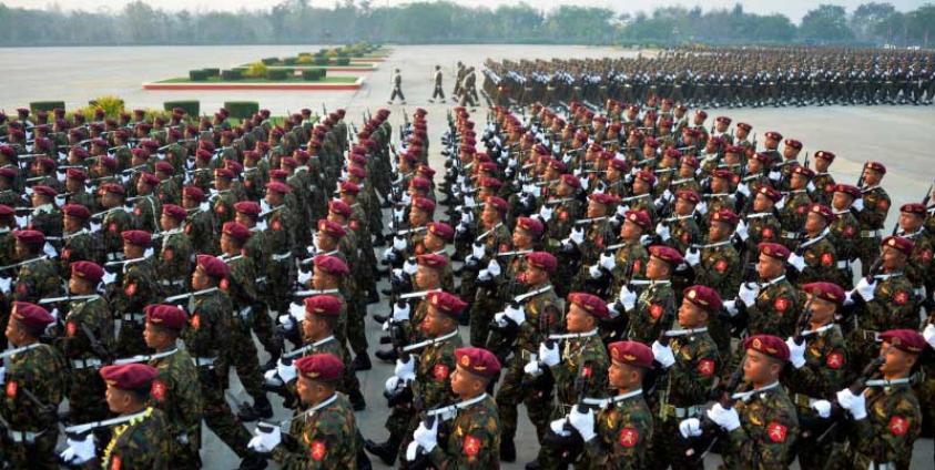 မြန်မာ့တပ်မတော်၏ (၇၄) ကြိမ်မြောက် တပ်မတော်နေ့အခမ်းအနား စစ်ရေးပြအခမ်းအနား မြင်ကွင်းတစ်ခုကို တွေ့ရစဉ်။ ဓာတ်ပုံ - Thet Aung/AFP/ Getty Images