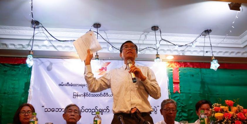 Aung Hla Tun, Vice-Chairman of Myanmar Press Council, talks to media during the press conference about the two arrested journalists in Yangon, Myanmar, 20 December 2017. Photo: Lynn Bo Bo/EPA-EFE