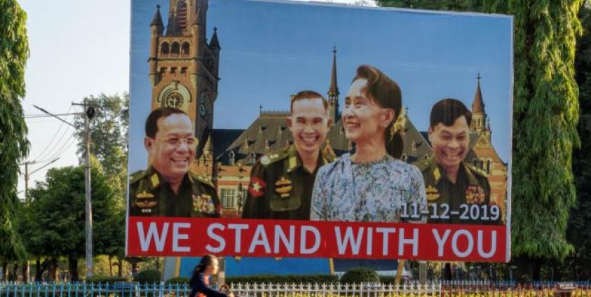 ပုံစာ - ဒေါ်အောင်ဆန်းစုကြည်နှင့် တပ်မတော်ကာကွယ်ရေးဦးစီးချုပ် ဗိုလ်ချုပ်မှူးကြီးမင်းအောင်လှိုင် (ဓာတ်ပုံ - AFP)