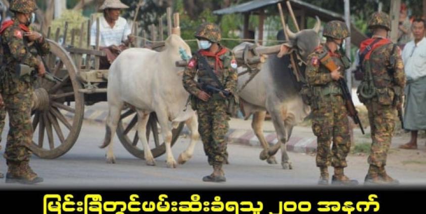 မန္တလေးတိုင်းတနေရာရှိ လမ်းပေါ်တွင် ၂၀၂၁ ခုနှစ် ဖေဖော်ဝါရီလက စစ်ကောင်စီတပ်သားများ စစ်ဆေးမှုများ ပြုလုပ်နေပုံ (ဓါတ်ပုံ-AFP)