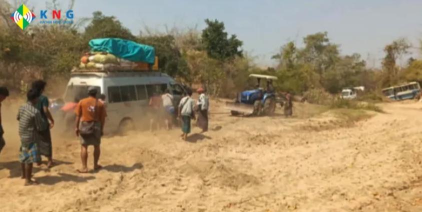 မြစ်ကြီးနား-မန္တလေး လမ်းပိုင်းက ကွင်းရှောင်လမ်းတစ်နေရာ။