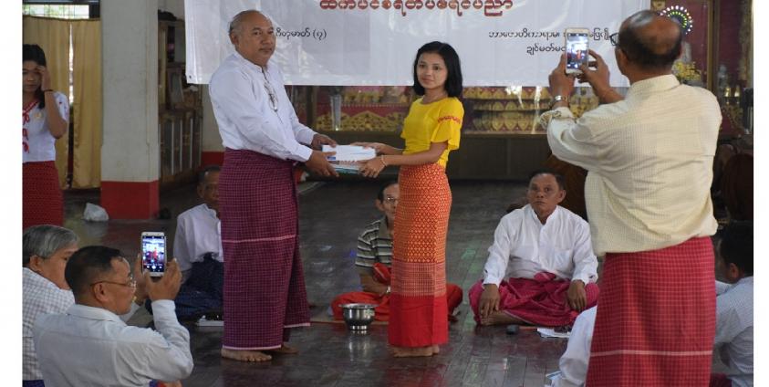 နိုင်ရွှေကျင်ဖောင်ဒေးရှင်းမှ ပညာသင်စရိတ် ချီးမြှင့်နေပုံ(photo: MNA)