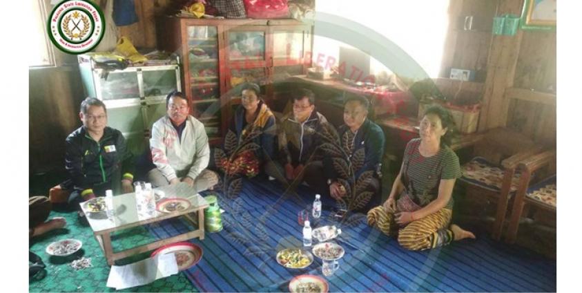 နန်းမိုဟွမ် ကို မိသားစုဝင်တွေဖြစ် တဲ့ ဦးစိုင်းထွန်းလှိုင်၊ ဒေါ်နန်းမြရင်၊ စိုင်းခန်းဆိုင် တို့ထံ ပြန်လည်အပ်နှံစဉ် (Photo: PSLF -TNLA News & Information Department)