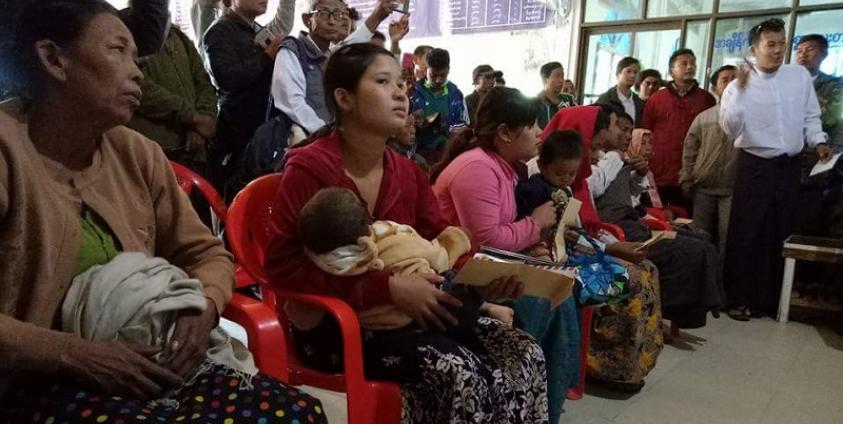 ဓါတ်ပုံ - ကျန်ရစ်သူမိသားစုဝင်များကို ထောက်ပံ့ကူညီနေစဉ်