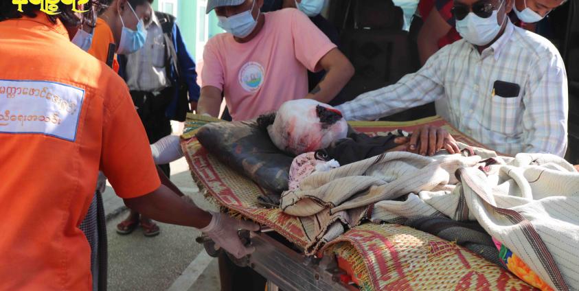 ဓာတ်ပုံ - ခဘော်ကျေးရွာမှ ဒေါ်လှသန်းနွယ်အား စစ်တွေဆေးရုံသို့ ယူဆောင်လာစဉ် မြင်တွေ့ရပုံ