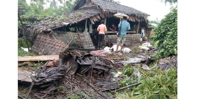 (ဓာတ်ပုံ- သွားစရာ နေရာမရှိ၍ စိတ်သောကရောက်နေသည့် အမျိုးသမီးကြီးတစ်ဦးနှင့် အိမ်ဖြိုနေသည့် မြင်ကွင်း)